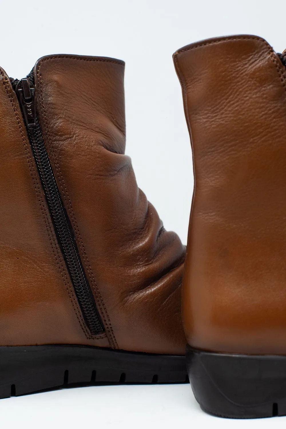 Low Brown Boots With Zipper And Round Nose