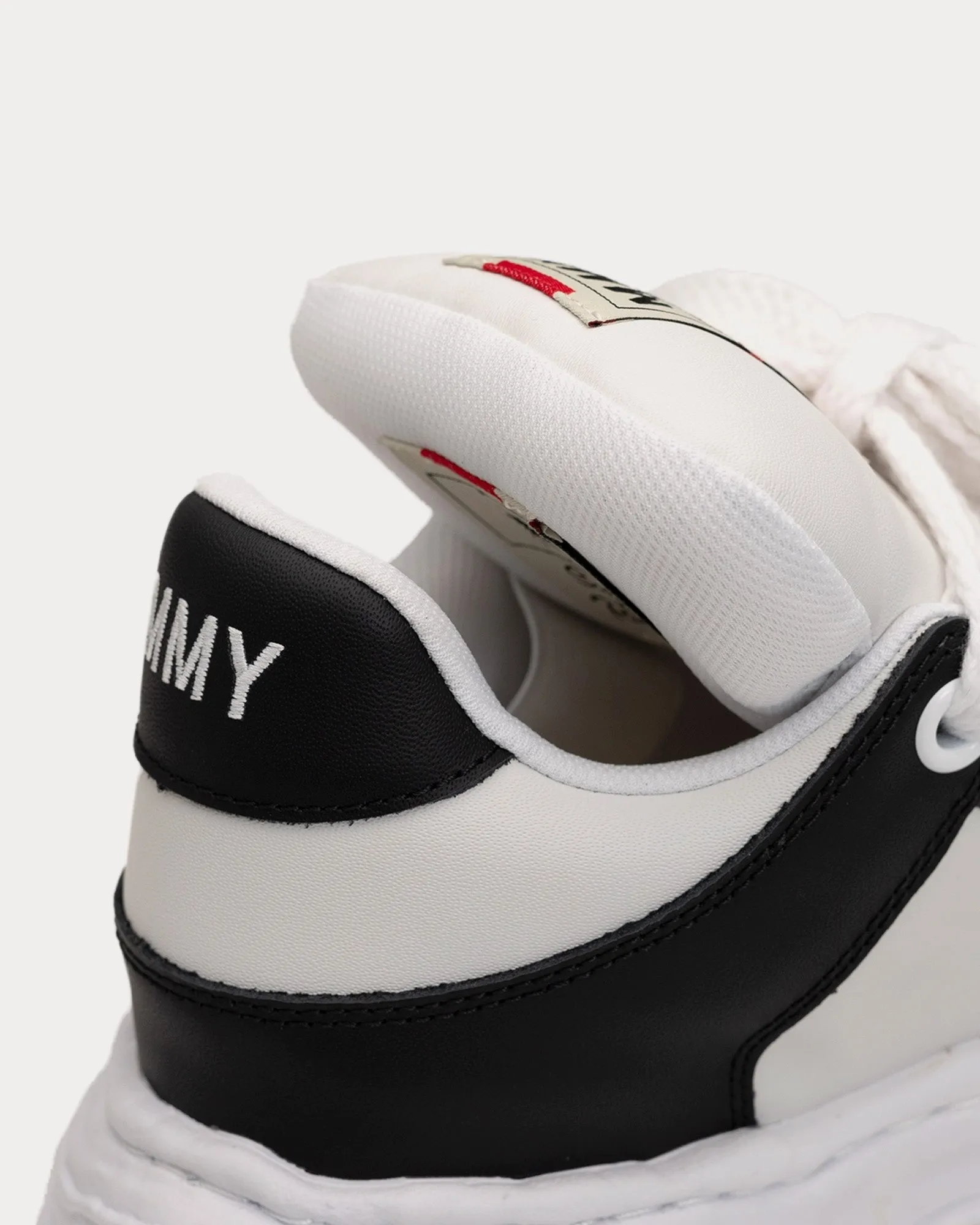 Wayne Puffer OG Sole Leather Black / White Low Top Sneakers