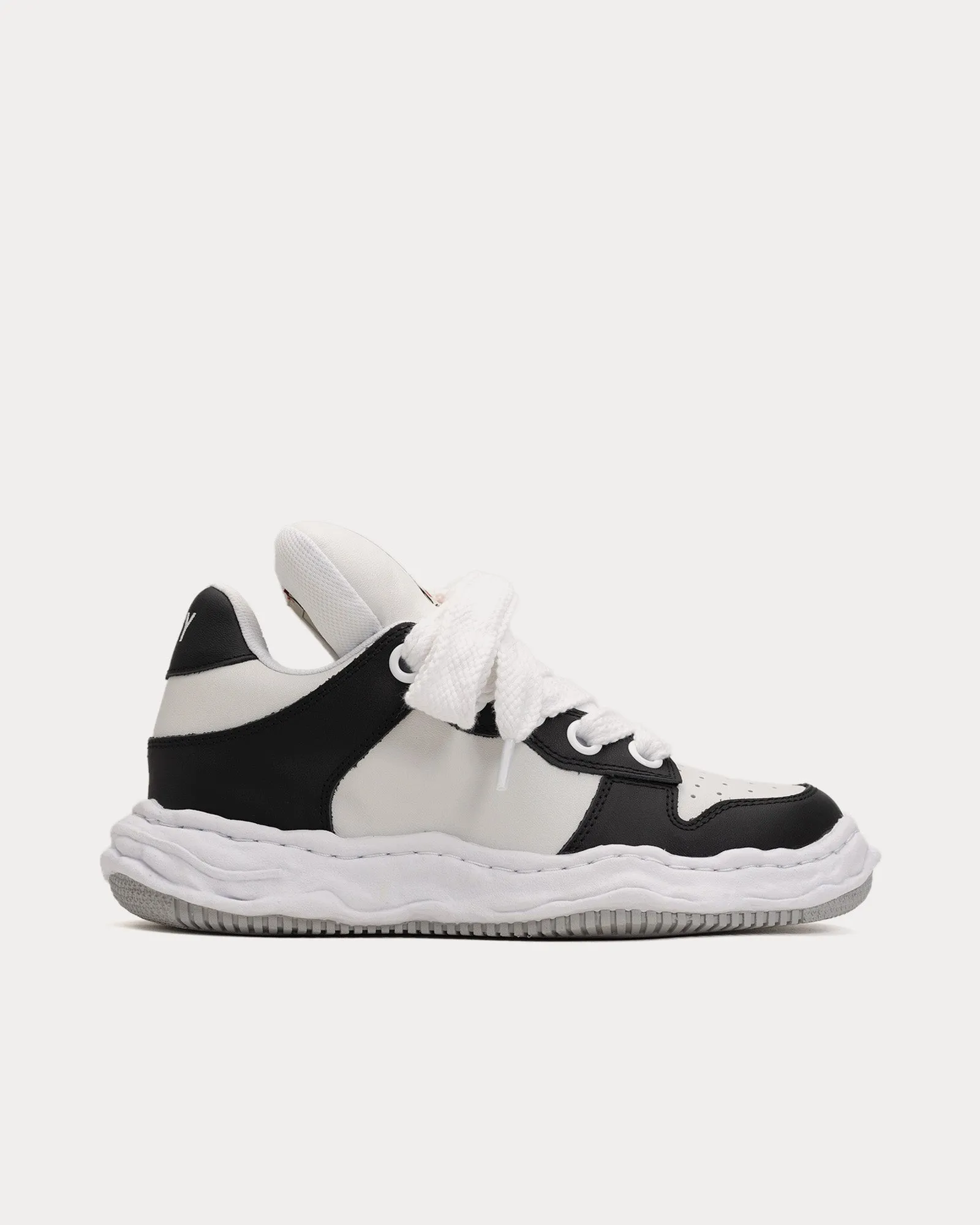 Wayne Puffer OG Sole Leather Black / White Low Top Sneakers